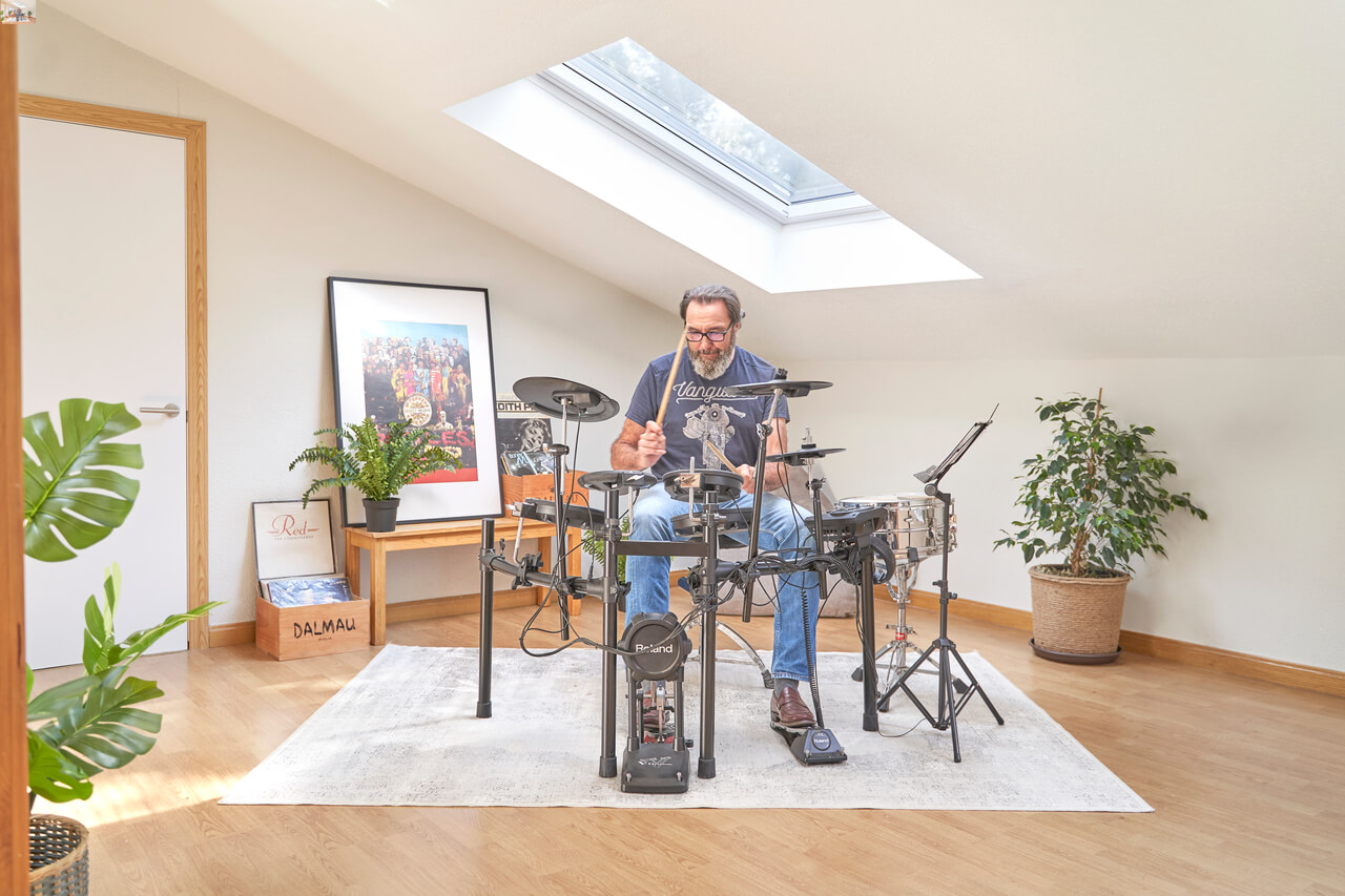 Moški na podstrešju igra bobne